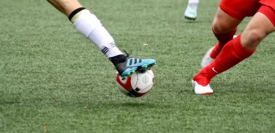 Jugadora de fútbol en acción durante el partido