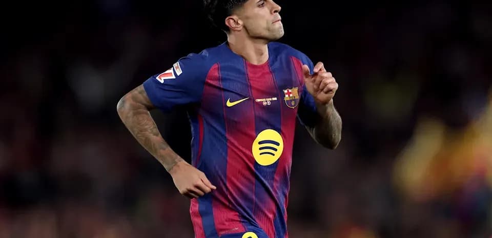 Jugador del Barcelona corriendo en el campo