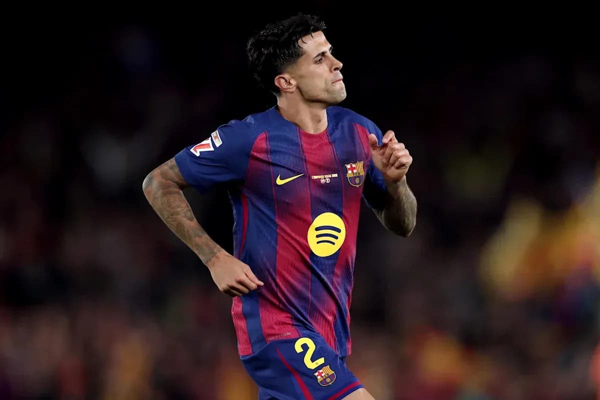 Jugador del Barcelona corriendo en el campo