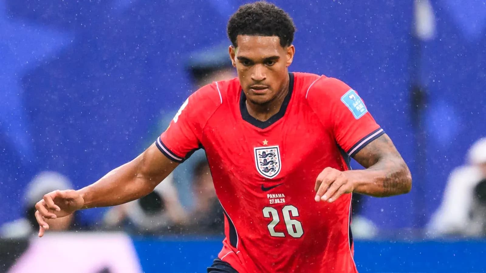 Jugador de Inglaterra corriendo en partido de fútbol