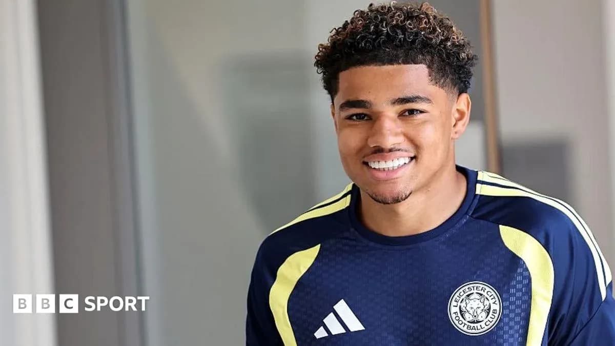 Jugador sonriendo con camiseta de Leicester City