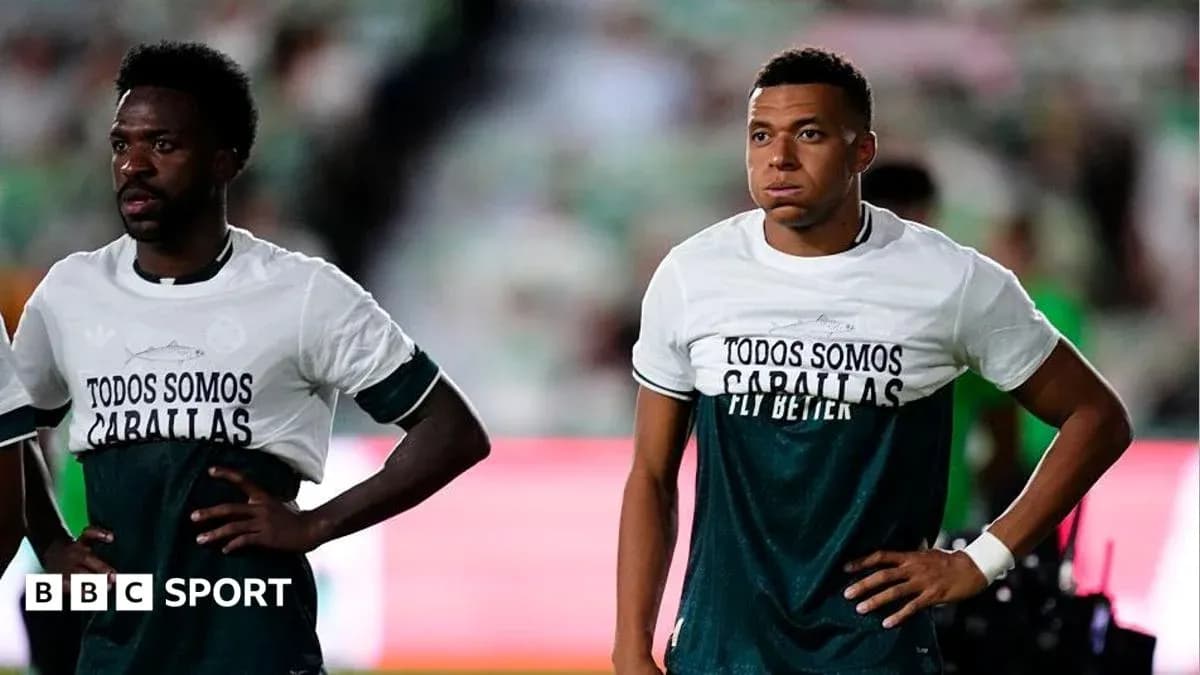 Dos jugadores con camisetas de calentamiento en el campo