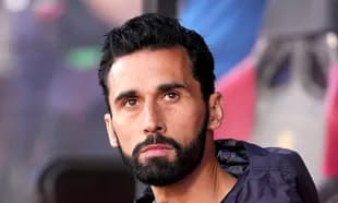 Entrenador observando desde el banquillo durante el partido