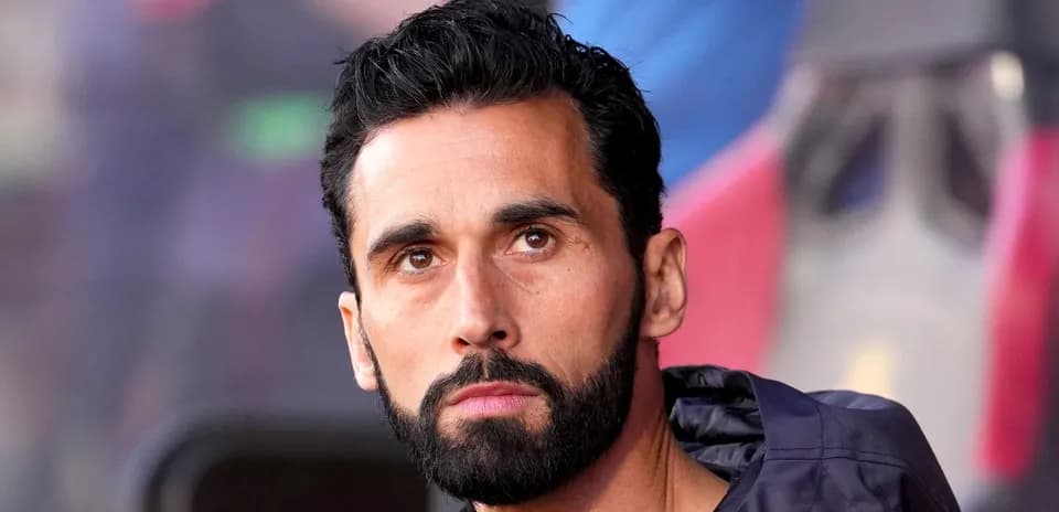 Entrenador observando desde el banquillo durante el partido