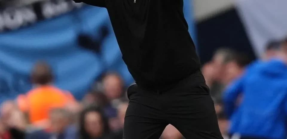Entrenador dirigiendo desde la línea de banda