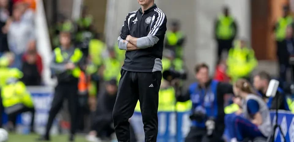 Entrenador observando el partido desde la línea lateral