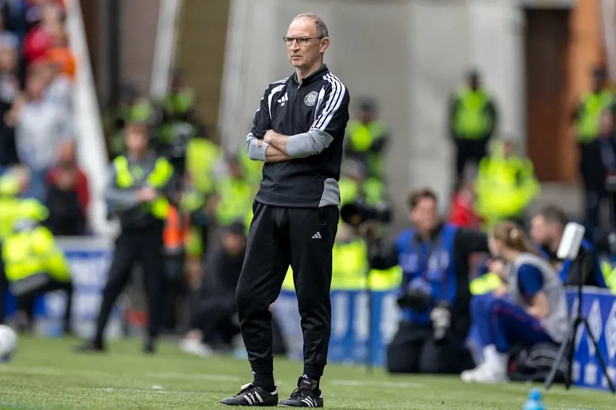 Entrenador observando el partido desde la línea lateral