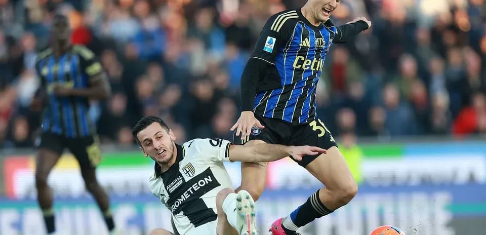 Dos jugadores en acción durante un partido de fútbol