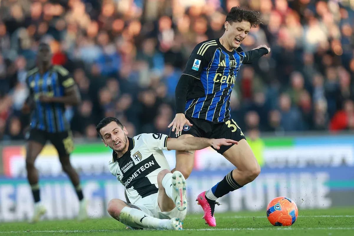 Dos jugadores en acción durante un partido de fútbol
