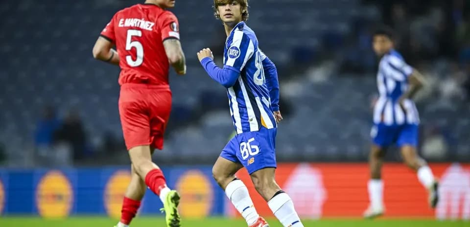 Jugador de Porto corriendo en el campo de fútbol
