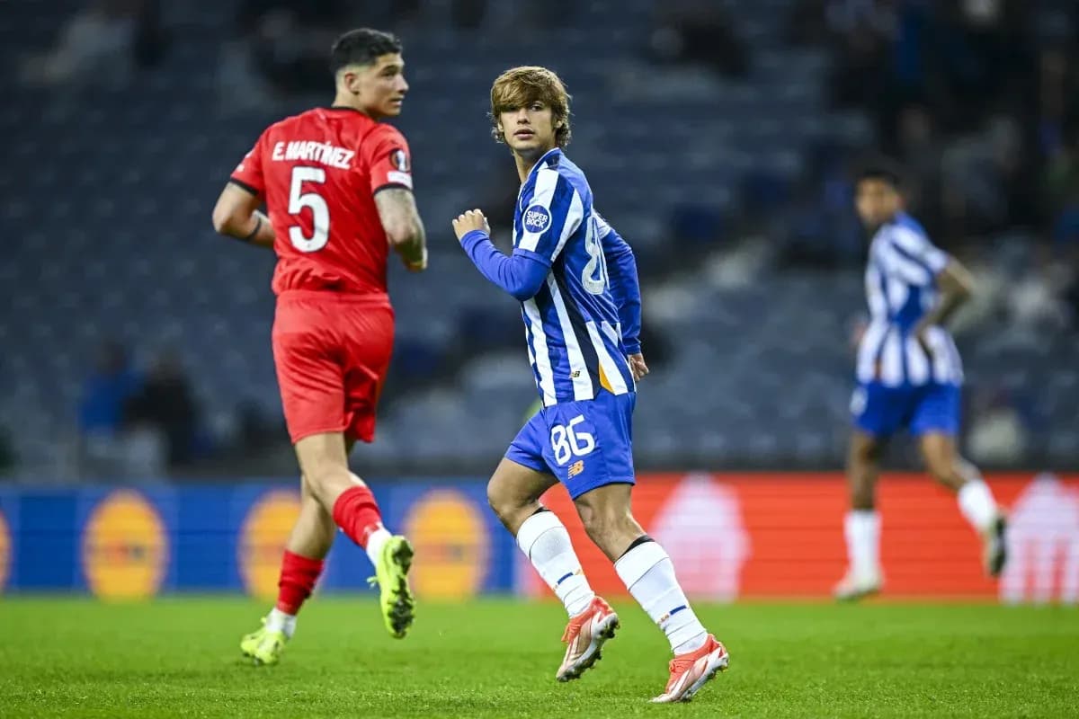 Jugador de Porto corriendo en el campo de fútbol