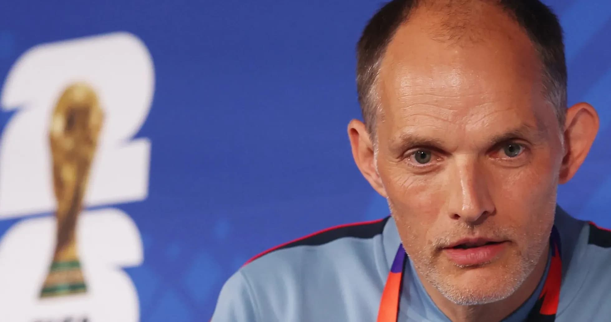 Entrenador en rueda de prensa de la FIFA