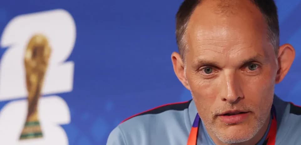 Entrenador en rueda de prensa de la FIFA
