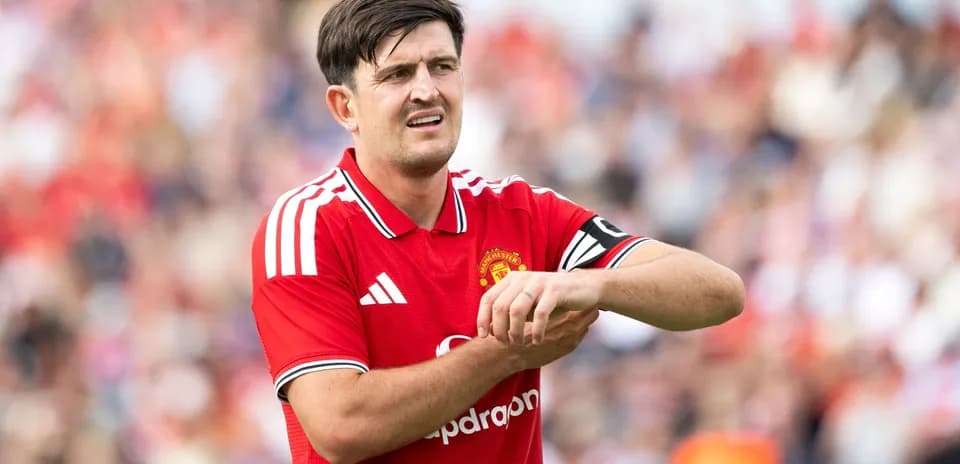 Jugador de Manchester United ajustándose la muñeca