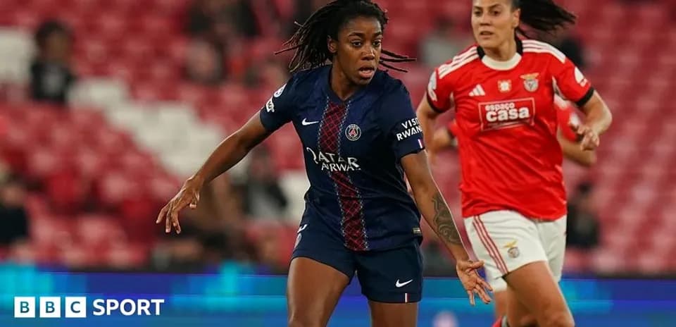 Jugadora del PSG driblando en partido contra Benfica