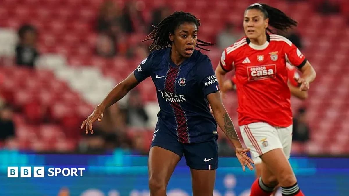 Jugadora del PSG driblando en partido contra Benfica