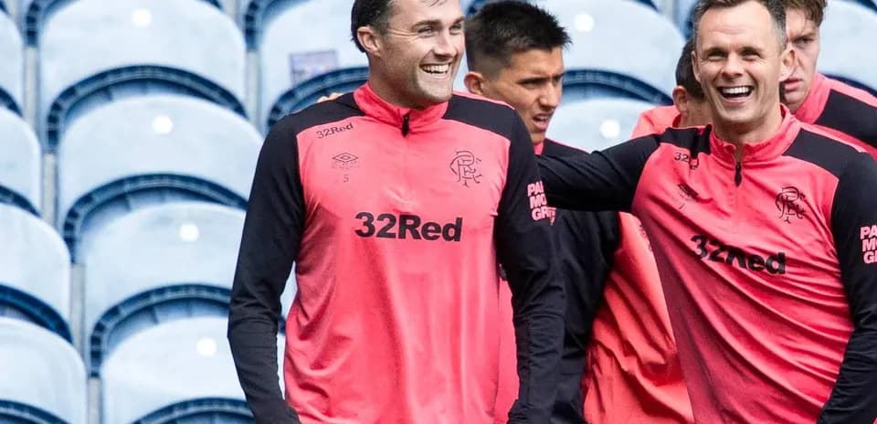 Jugadores de Rangers riendo durante entrenamiento