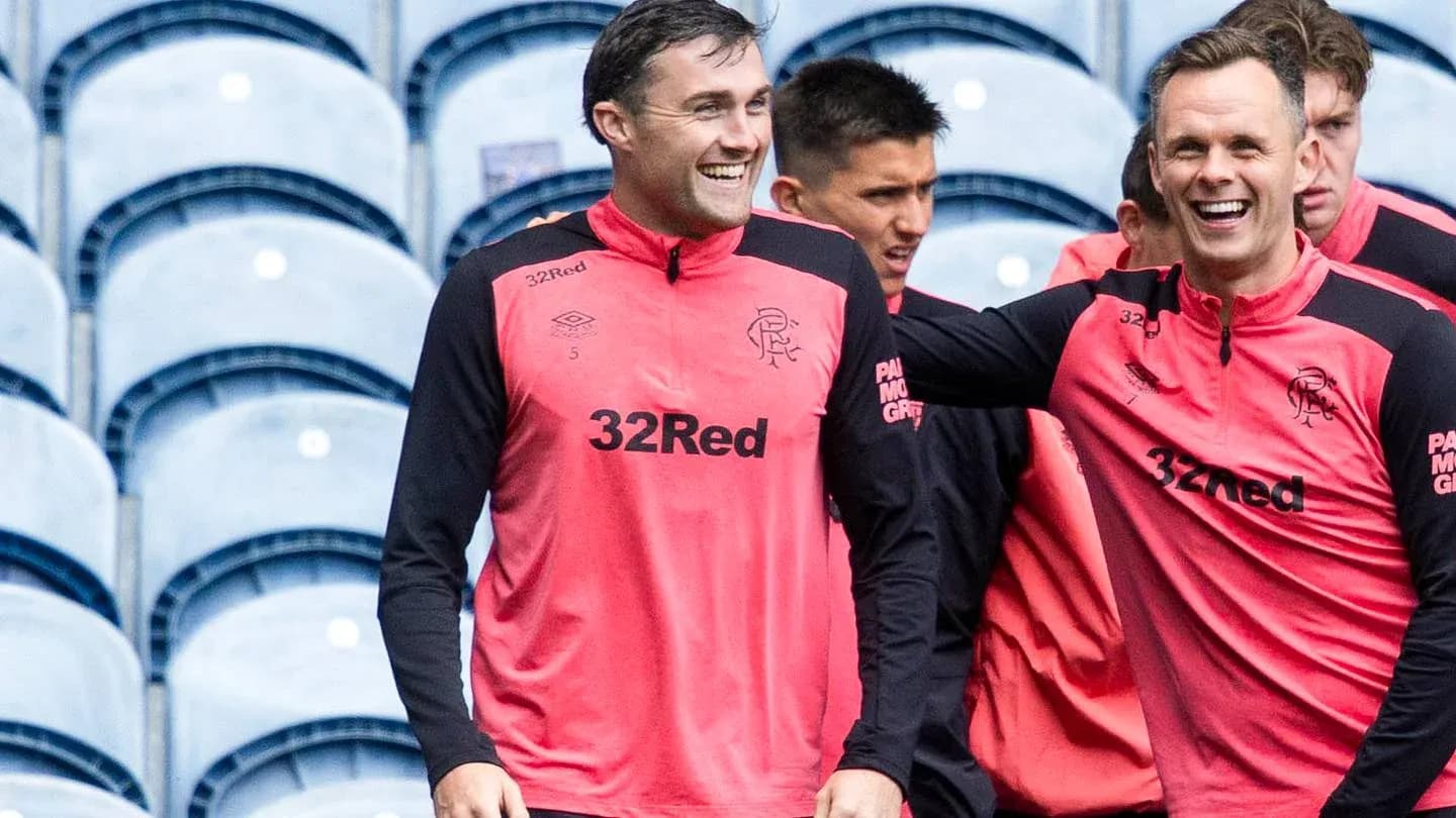 Jugadores de Rangers riendo durante entrenamiento