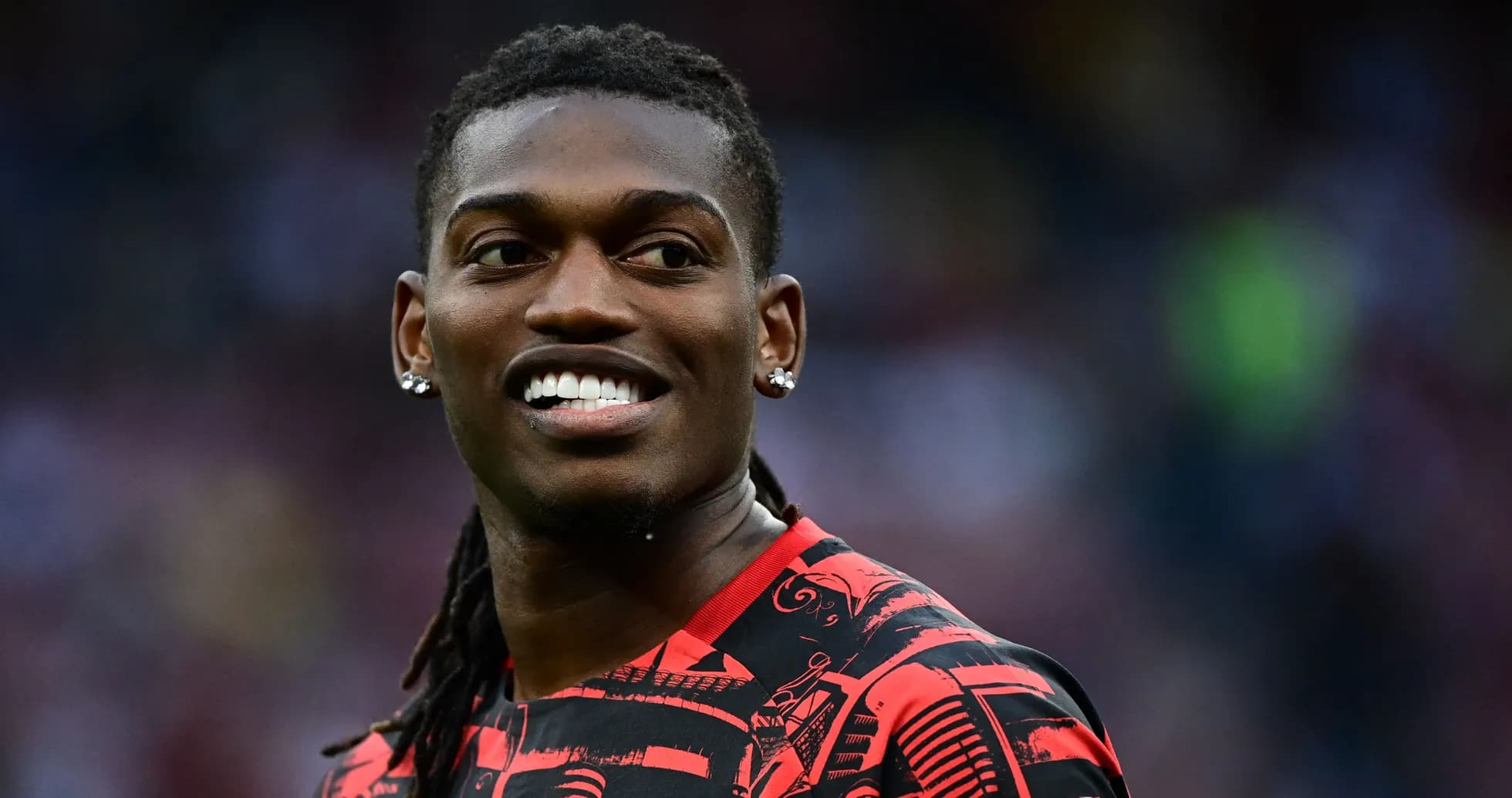 Jugador sonriente con camiseta roja y negra
