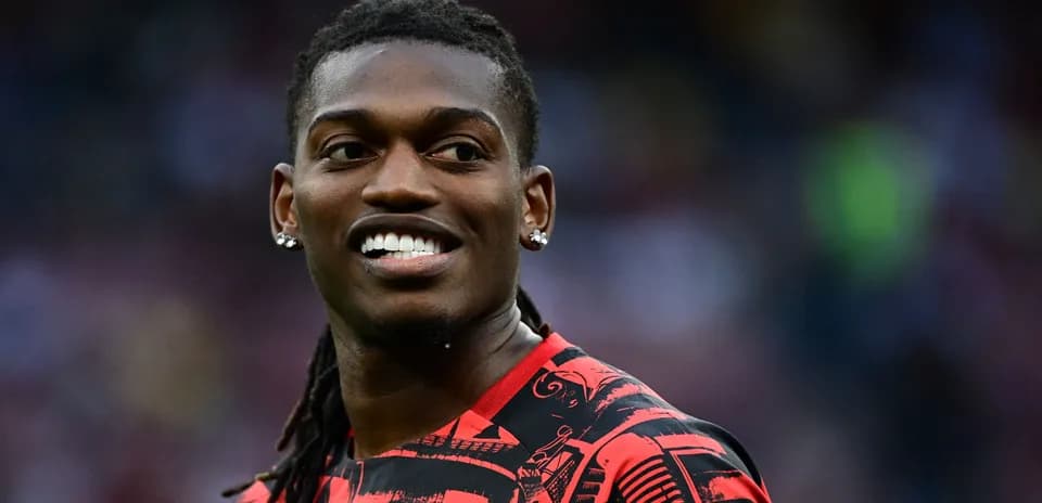 Jugador sonriente con camiseta roja y negra