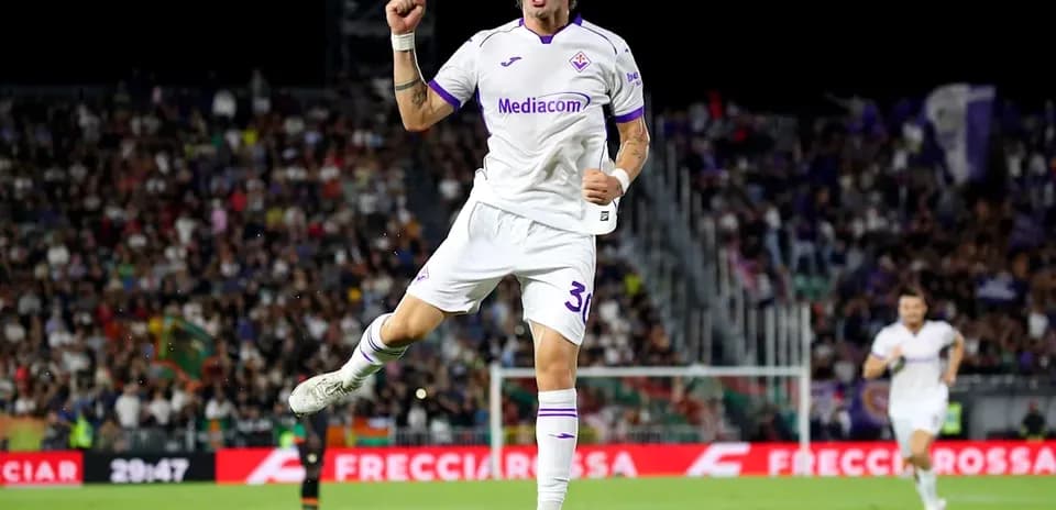 Jugador de la Fiorentina celebra un gol en el partido