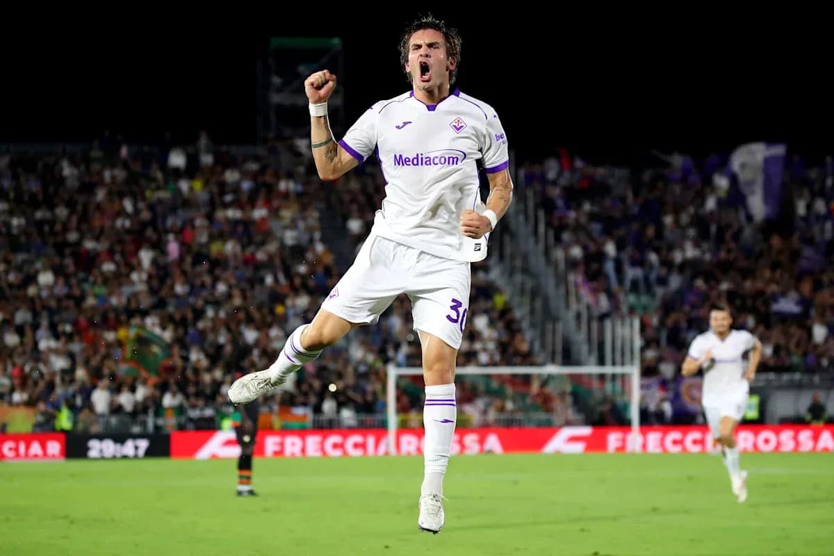 Jugador de la Fiorentina celebra un gol en el partido