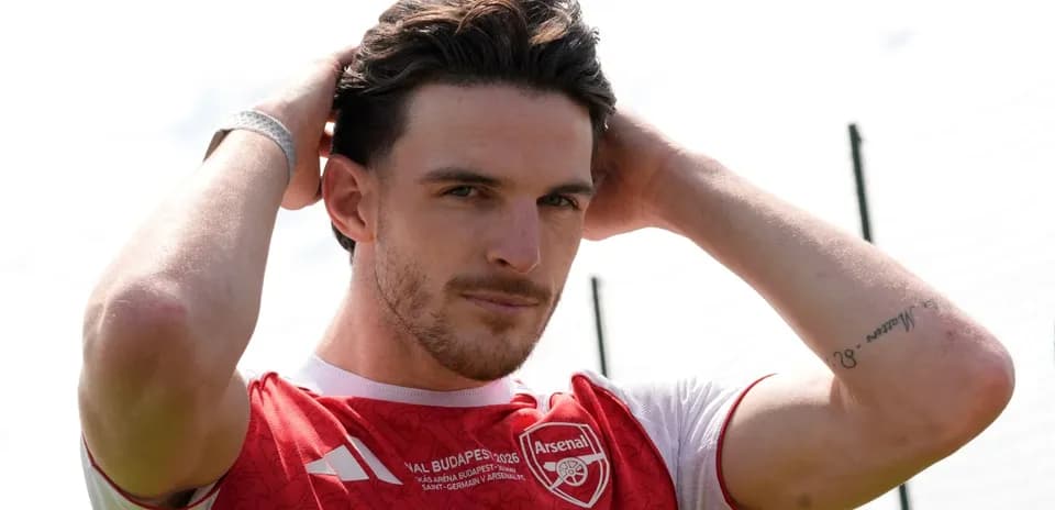 Jugador de Arsenal ajustando su peinado en entrenamiento