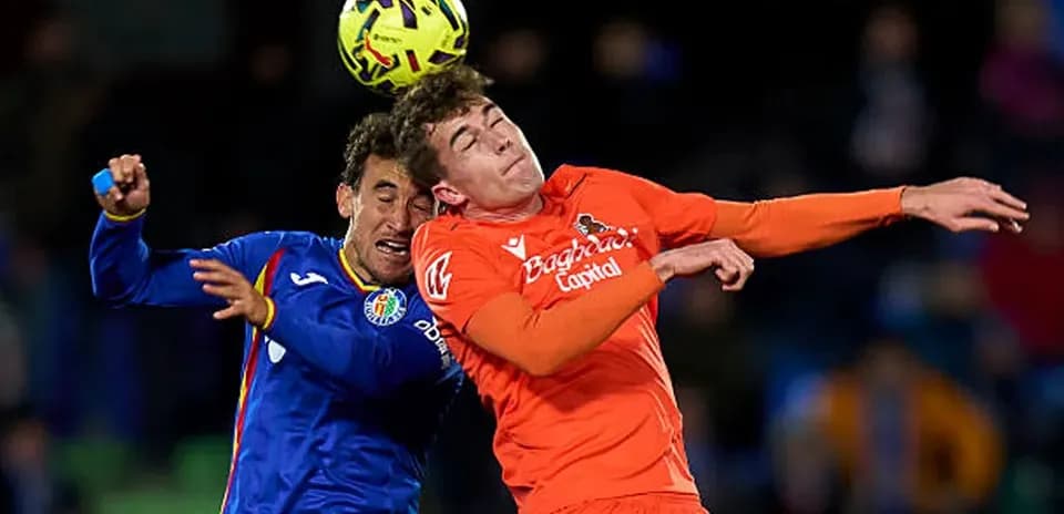 Dos jugadores luchando por el balón en el aire