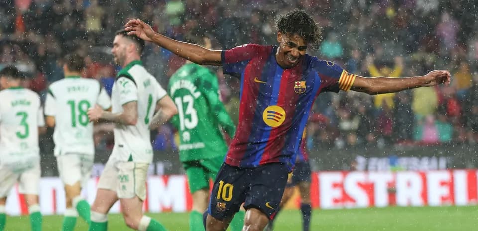 Jugador de Barcelona celebrando un gol en la lluvia