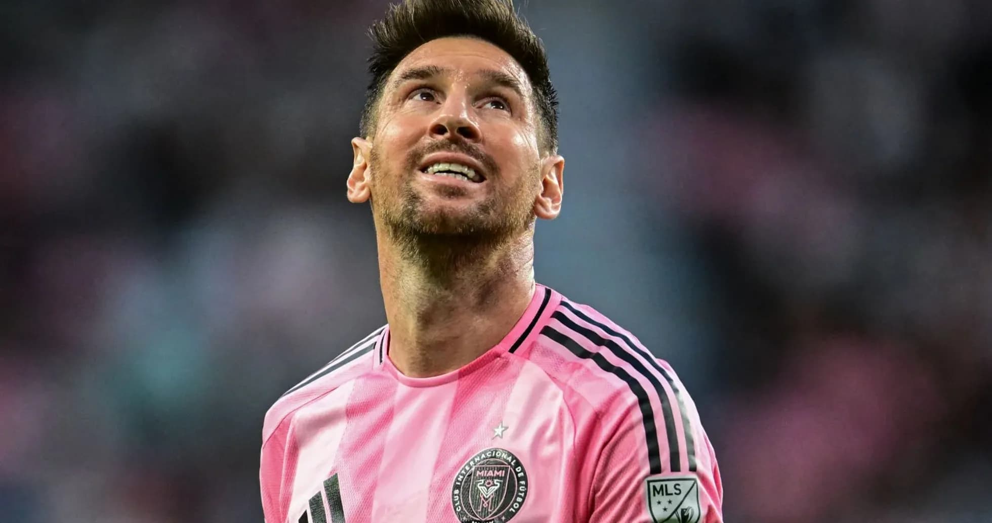 Jugador de fútbol mirando hacia arriba en el campo