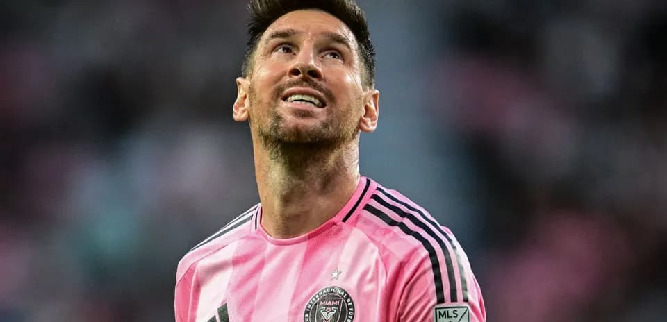 Jugador de fútbol mirando hacia arriba en el campo