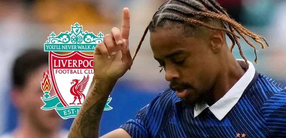 Jugador de Francia con camiseta de Liverpool en acción