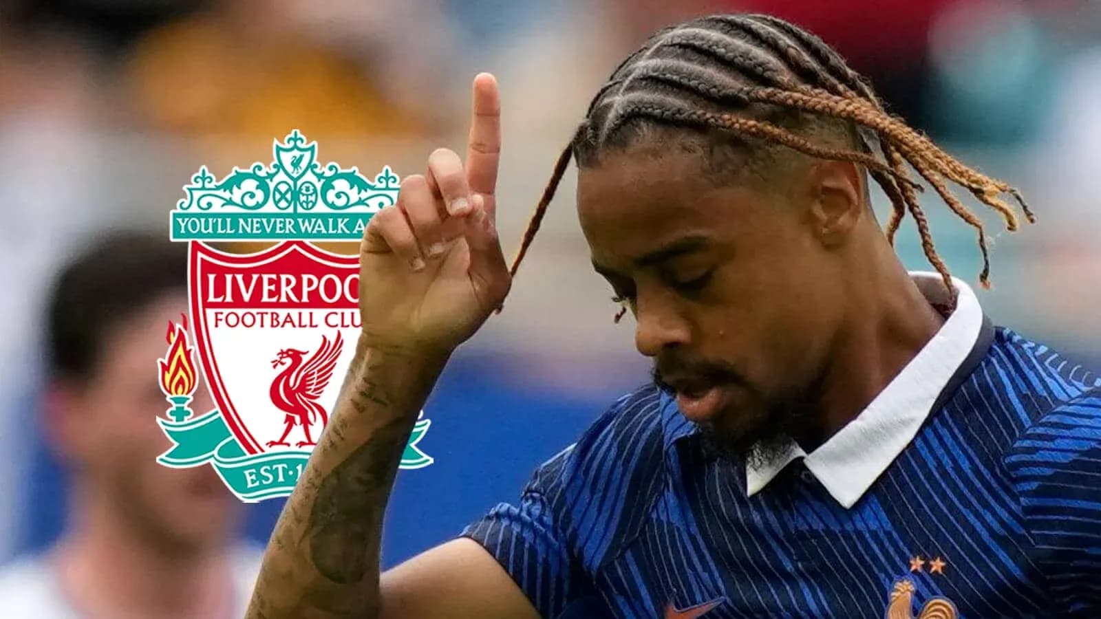 Jugador de Francia con camiseta de Liverpool en acción