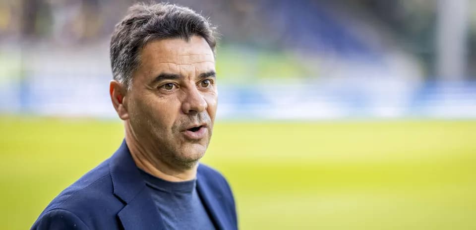 Entrenador hablando antes del partido en el campo