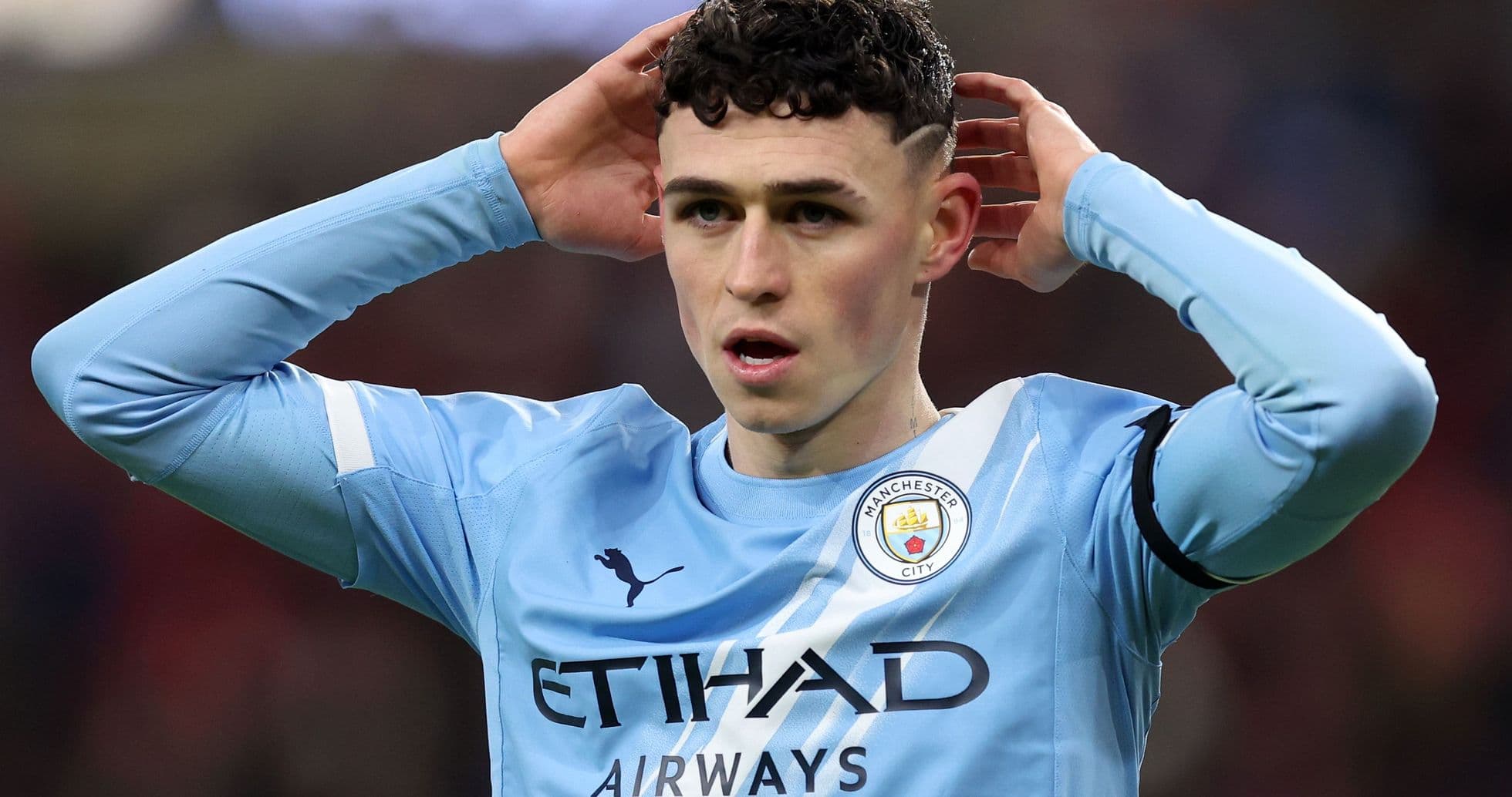 Jugador de Manchester City con manos en la cabeza