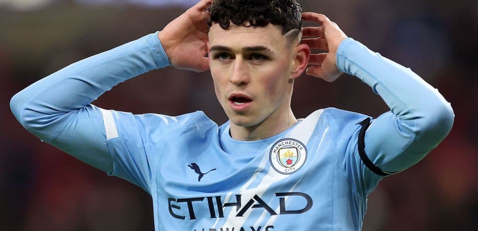 Jugador de Manchester City con manos en la cabeza