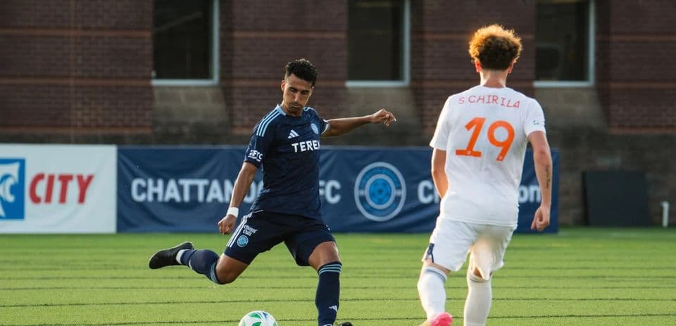 Jugador de FC Cincinnati II pateando el balón