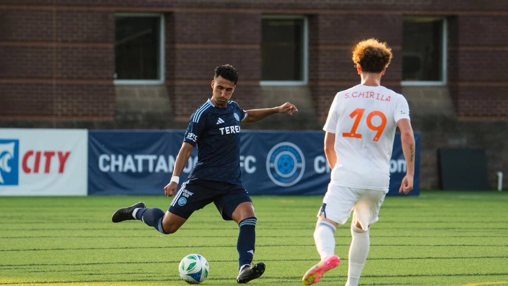 Jugador de FC Cincinnati II pateando el balón