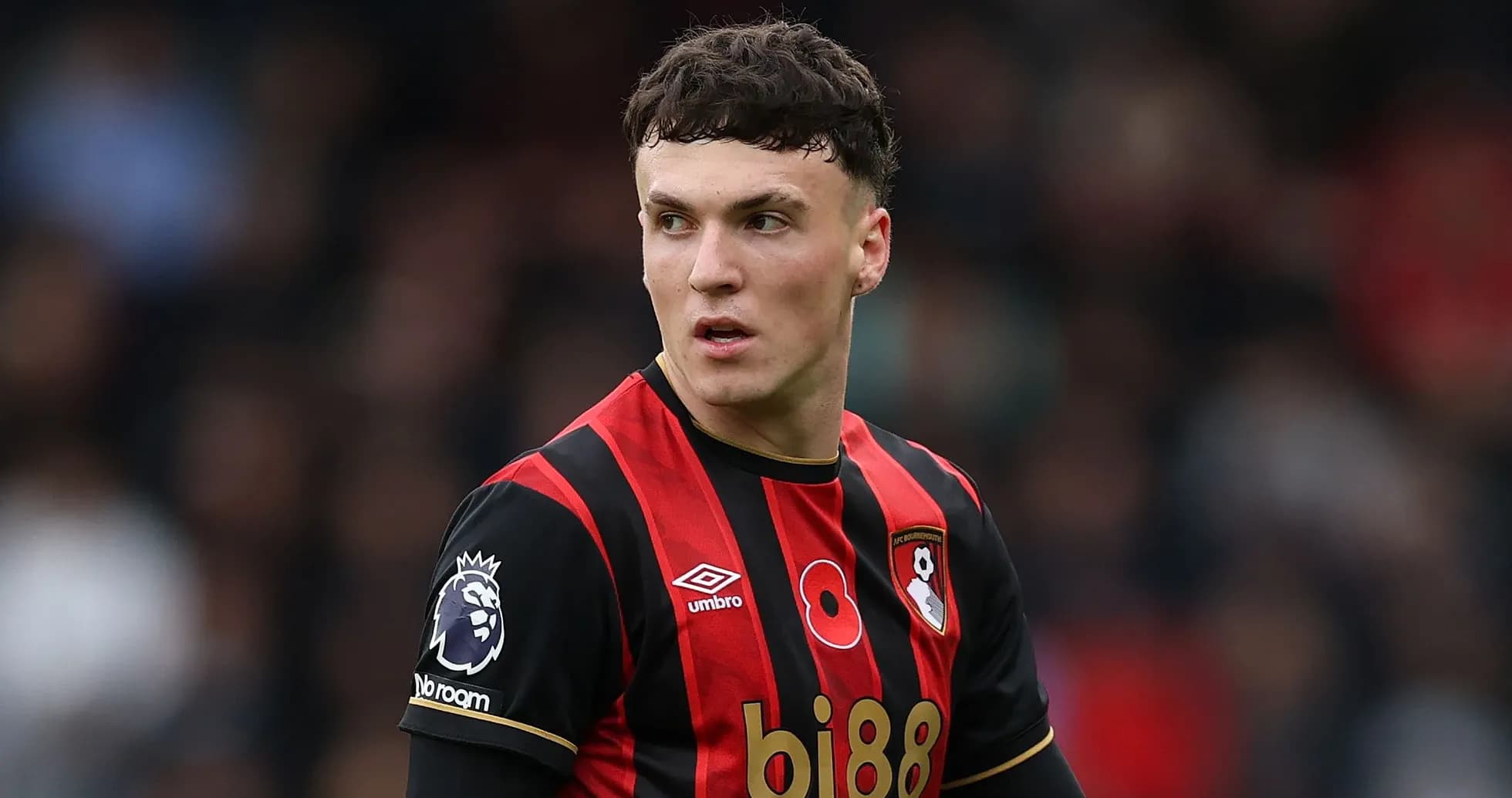 Jugador de Bournemouth en acción durante un partido