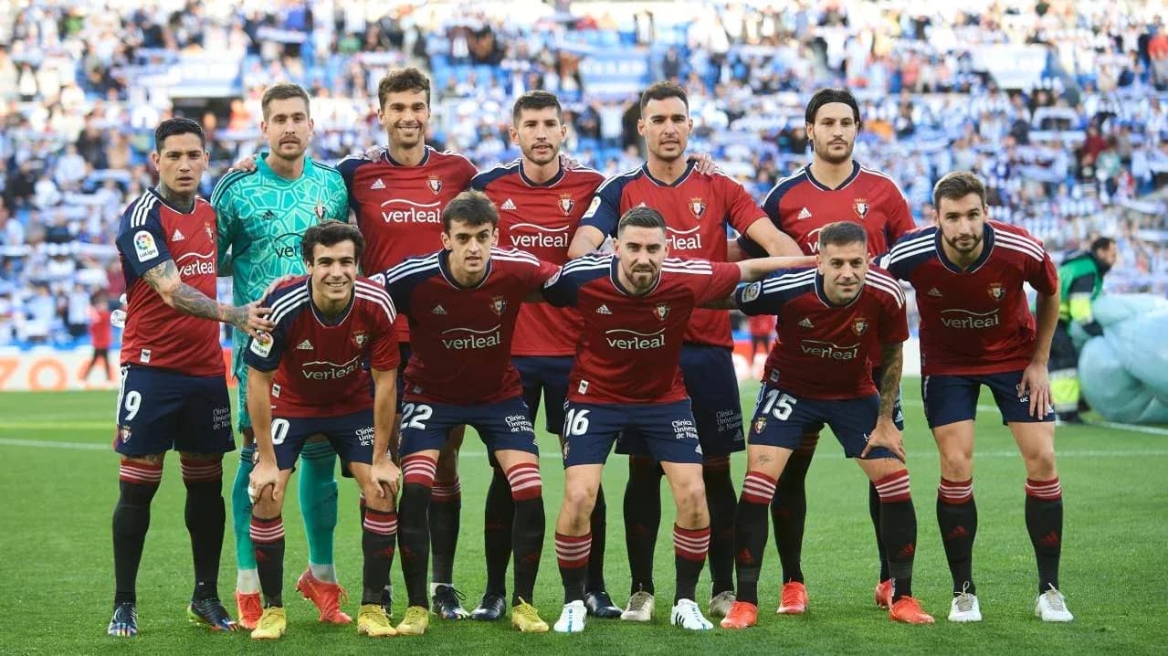 Jugadores de Osasuna en alineación previa al partido