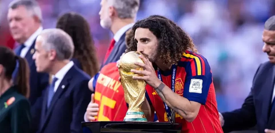 Jugador besando el trofeo de la Copa Mundial