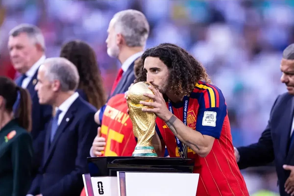 Jugador besando el trofeo de la Copa Mundial