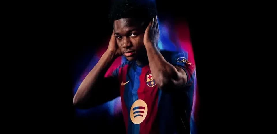 Jugador de Barcelona con camiseta oficial y gesto serio