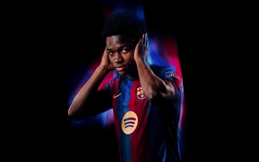 Jugador de Barcelona con camiseta oficial y gesto serio