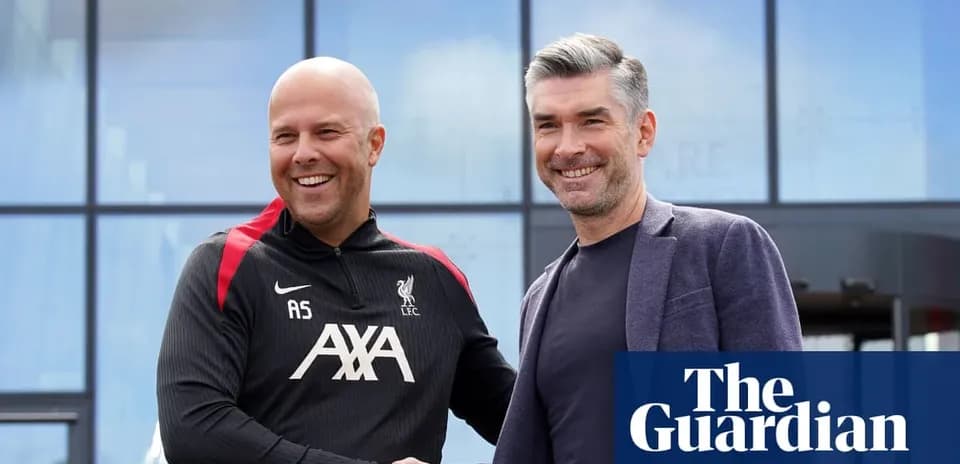 Dos hombres estrechando manos en instalaciones de Liverpool
