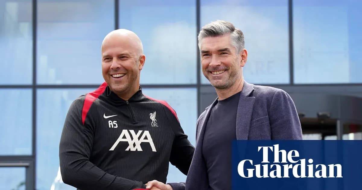 Dos hombres estrechando manos en instalaciones de Liverpool