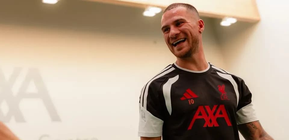 Jugador de Liverpool sonriendo durante sesión de entrenamiento