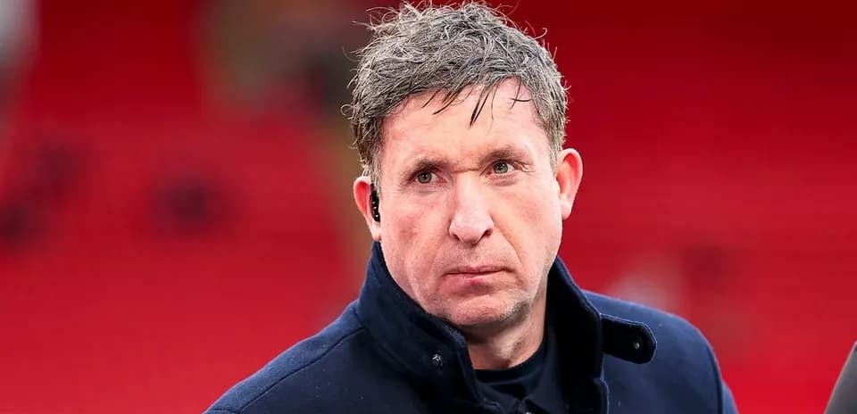Hombre con chaqueta oscura en un estadio vacío