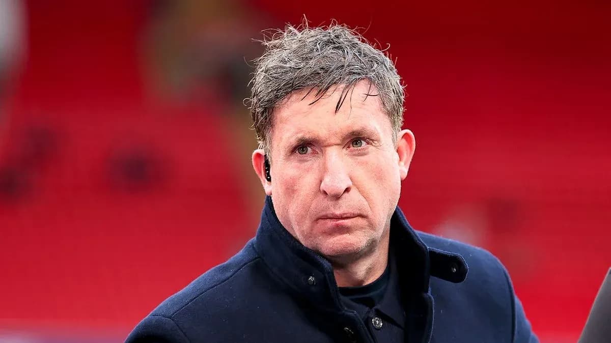 Hombre con chaqueta oscura en un estadio vacío