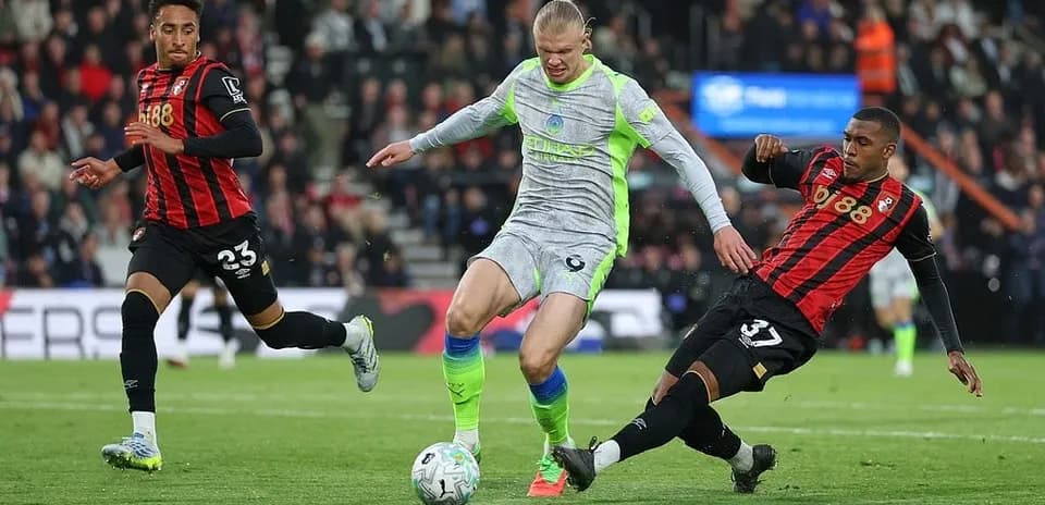 Haaland driblando entre defensores de Bournemouth